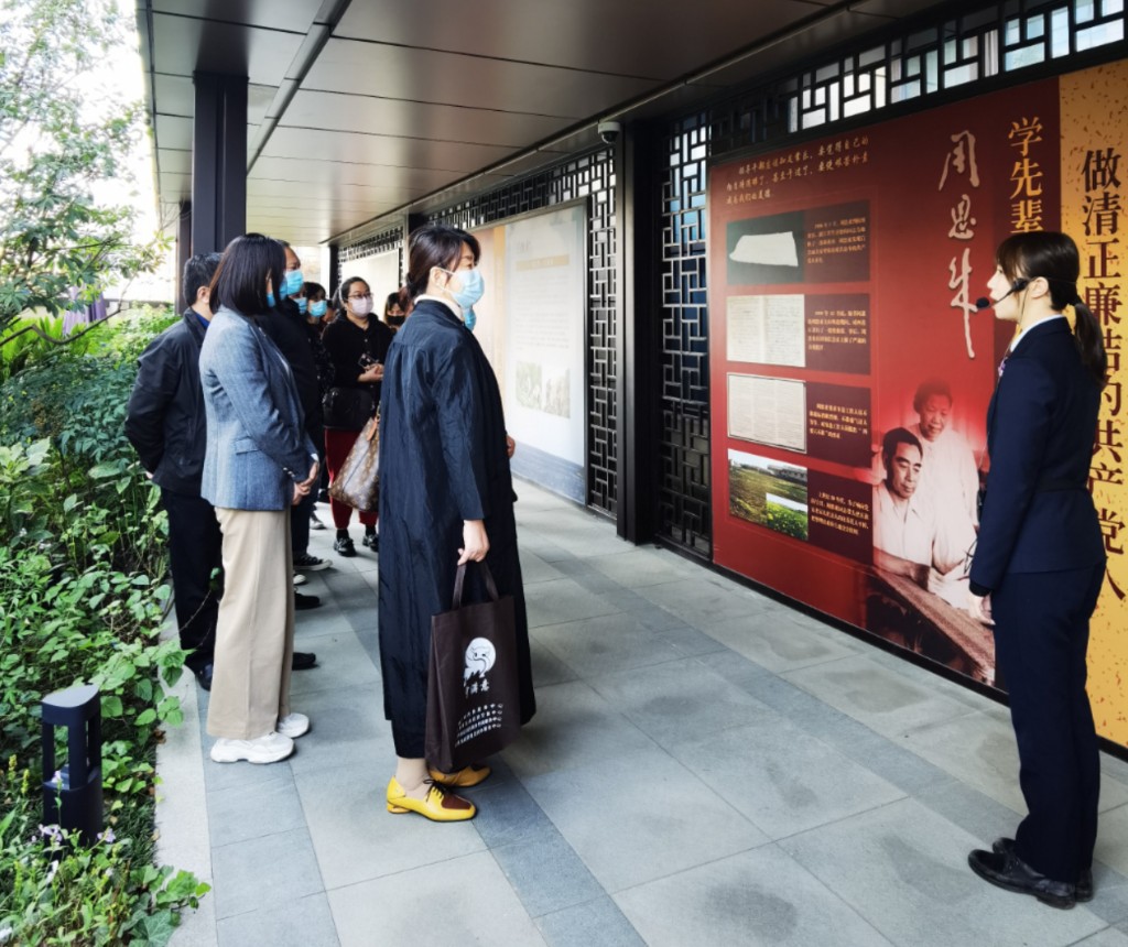 图3参观先进典型专题展览_副本